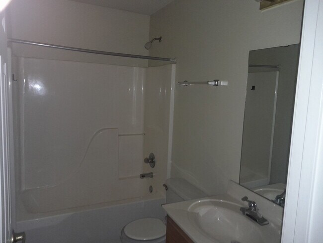 Baño de la planta superior - 136 Cedar Ave