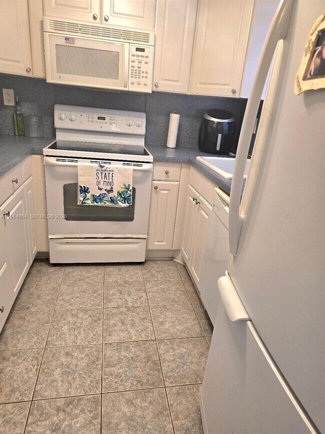 Foto del edificio - 2998 Sunrise Lakes Dr E