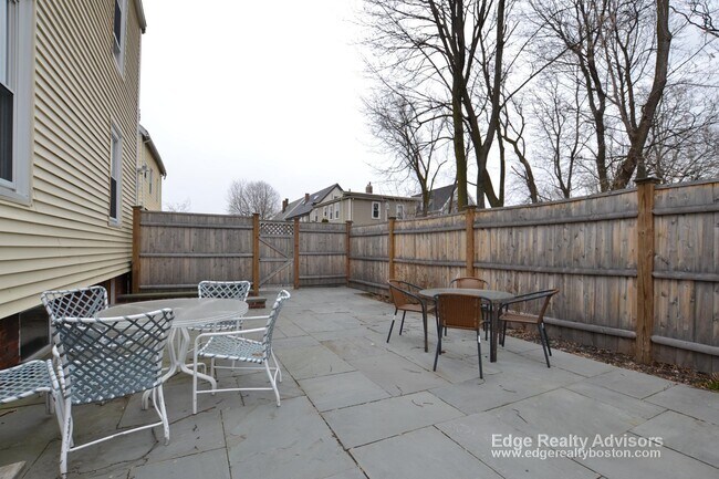 Building Photo - 16 Saybrook St