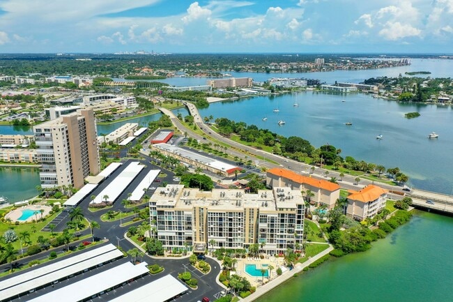 Building Photo - 7400 Sun Island Dr S