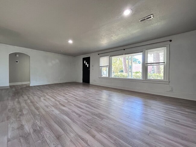 Building Photo - Stylish Ranch home with Expansive Yard in ...