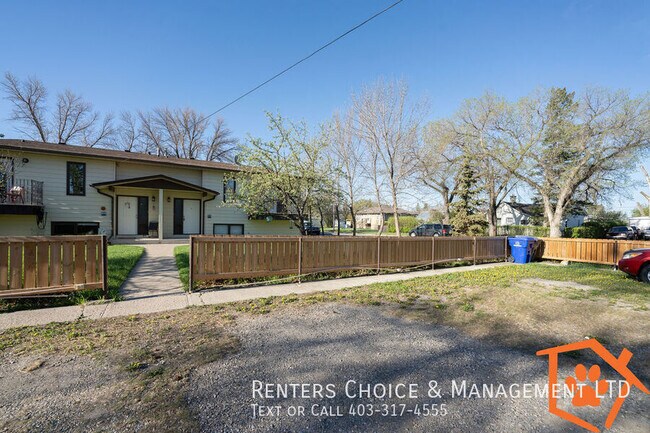 Photo du bâtiment - Pet Friendly Townhouse In Claresholm Close To Amenities