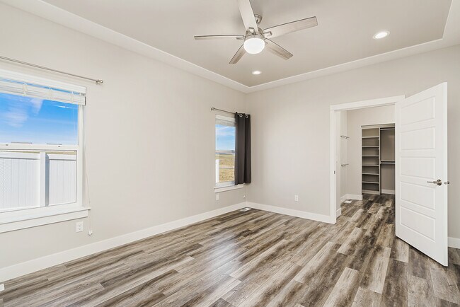 Foto del edificio - 913 Mission Oaks Dr