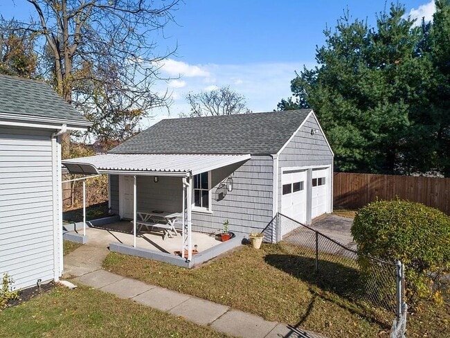 Building Photo - 17 Rhodes Ave