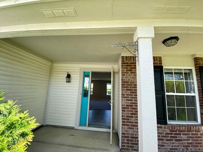 Building Photo - Great 4 Bedroom 2.5 Bathroom Home, with Lo...