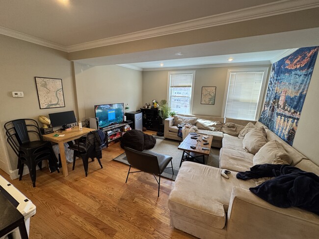 Building Photo - 183 River St