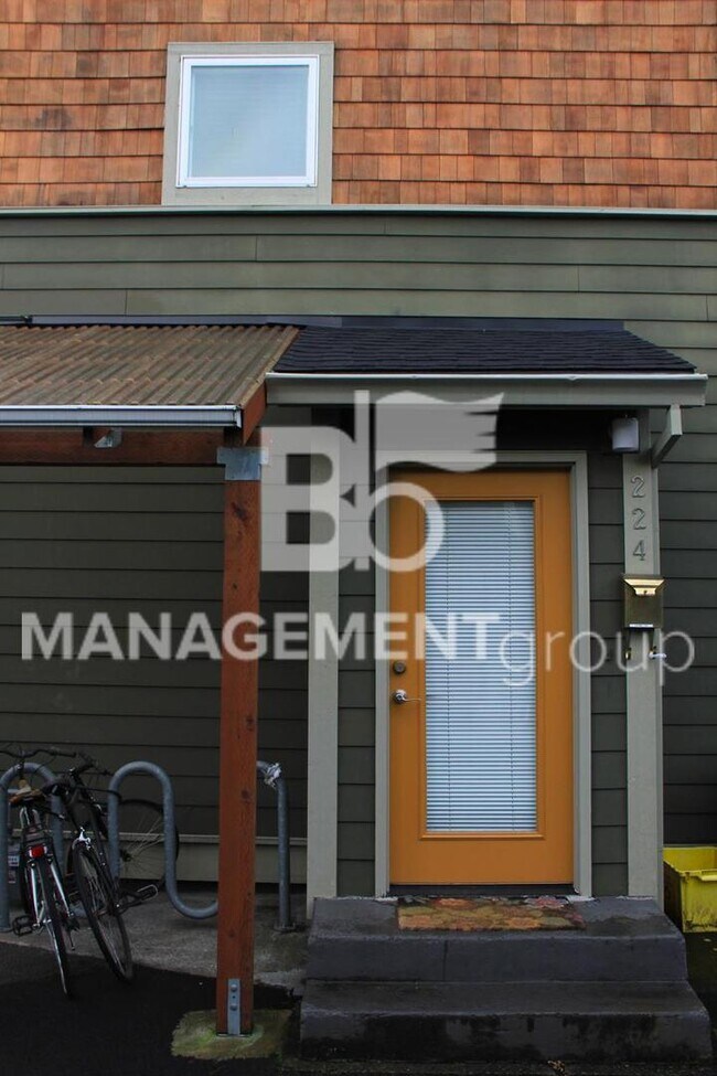 Foto del edificio - Urban Duplex Surrounded by Lushes Greenery...