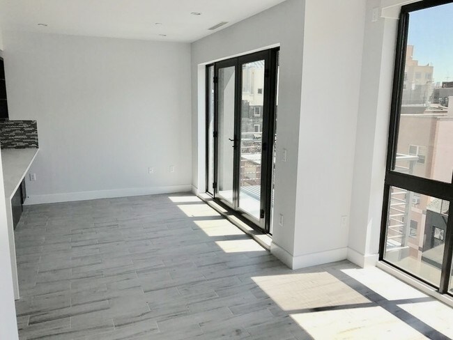 Building Photo - 328 Grand St