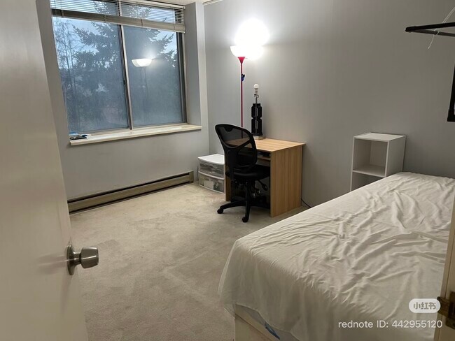 Building Photo - 4540 8th Ave NE