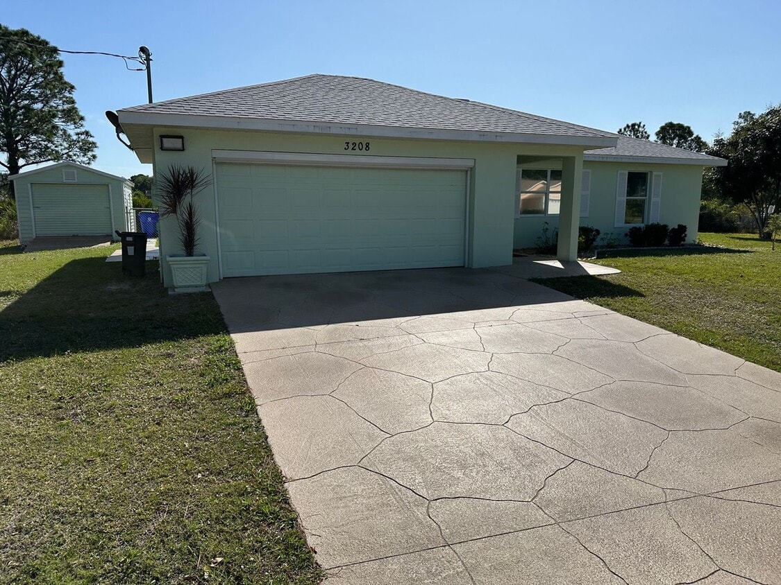 3208 Lockman Blvd Unit 3 Master Bedroom, Sebring, FL 33875 Room for