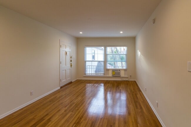 Building Photo - Beautifully Remodeled Studio in the Heart of Los Feliz |Hardwood Floors | Granite Kitchen | On-Si...