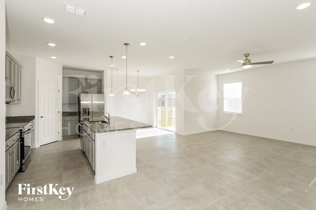 Foto del edificio - 531 Crown Rose Dr