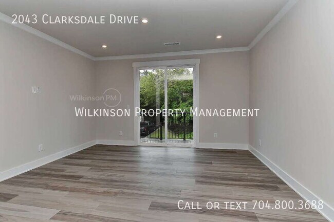 Foto del edificio - 2043 Clarksdale Dr