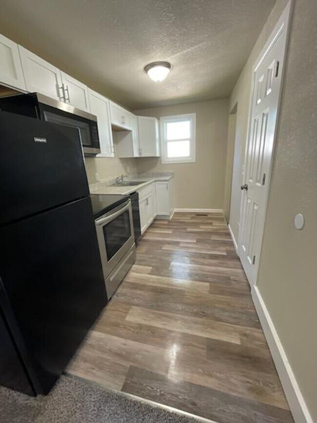 Building Photo - 2 Bedroom 1 Bath - Fenced In Back Yard - E...