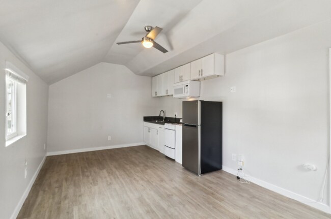 Foto del edificio - Experience Coastal Living -  Charming Studio Cottage Just a Stroll from Ocean Beach!