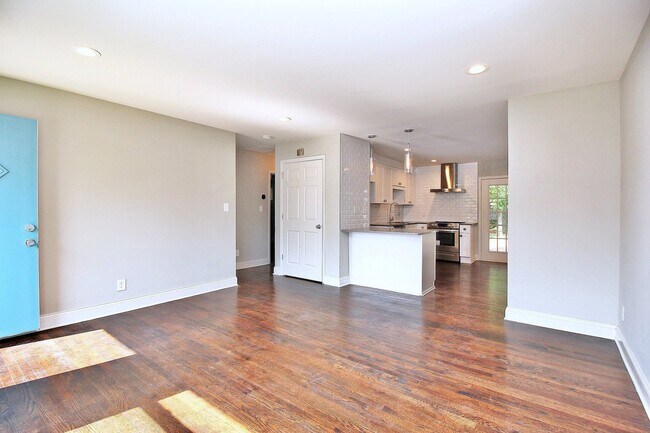 Foto del edificio - Impeccable 2 Bedroom, Fully Renovated in N...