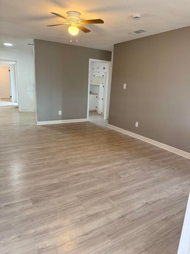 Foto del edificio - 1801 E 2nd St