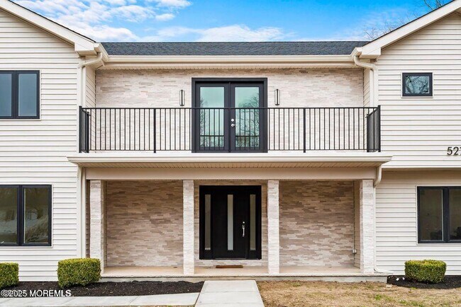Building Photo - 527 Woodview Rd