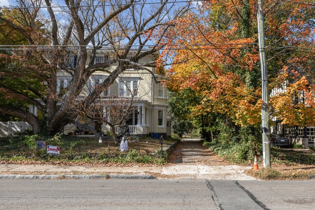 Building Photo - 131 W Walnut Ln