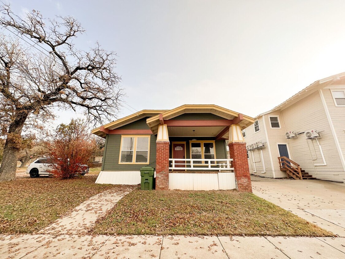 Beautiful Downtown 3 bedroom home House Rental in Mineral Wells, TX