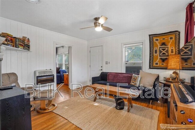 Foto del edificio - 1915 Clover Ln