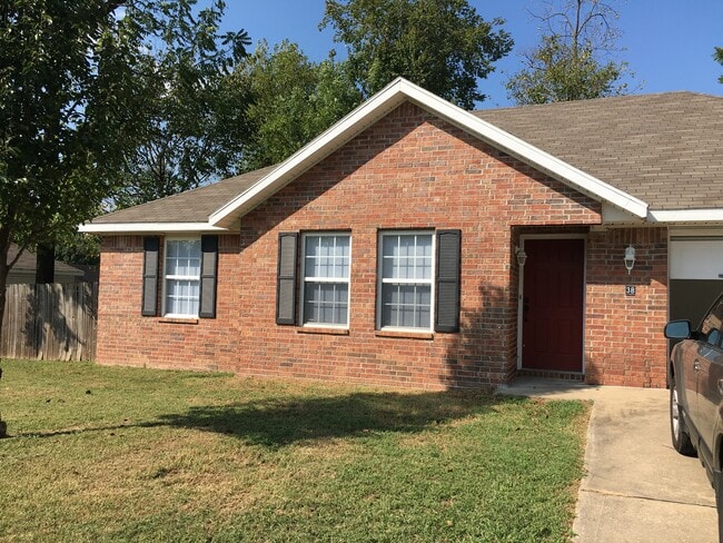 Building Photo - 38 E Saxony St