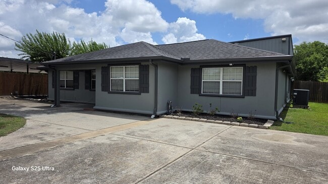 Building Photo - 2098 Harland Dr
