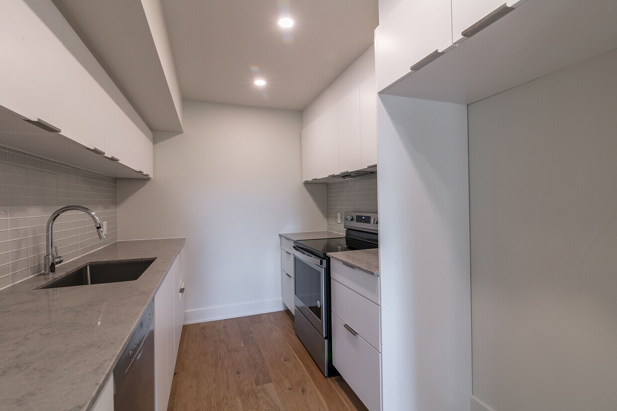 37 Roosevelt Avenue Apartment for Rent in MontRoyal, QC