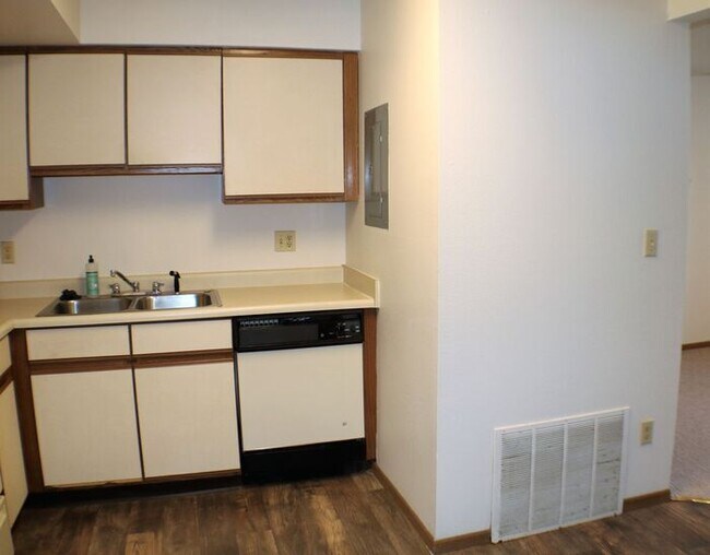 Building Photo - $1025 | 2 Bedroom, 1 Bathroom Condo | Pet ...