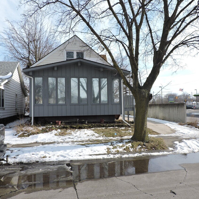 Primary Photo - 22736 Cushing Ave