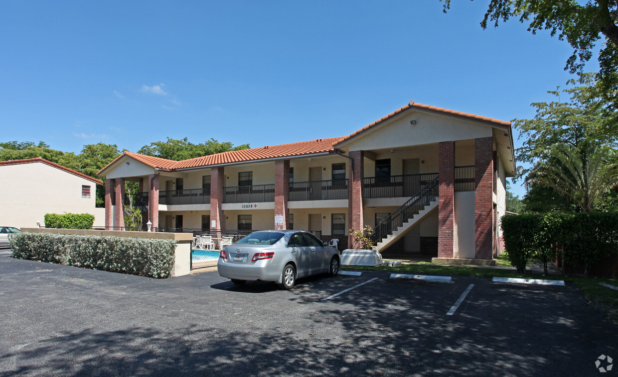 Foto del edificio - Country Club Apartments