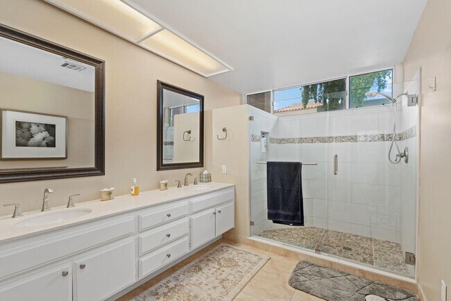 Foto del edificio - 20 Pebble Beach Dr