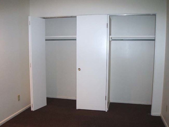 Building Photo - 130 SW Skyline Dr