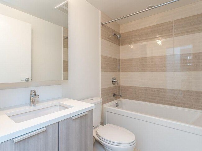 Photo du bâtiment - 13308 Central Ave