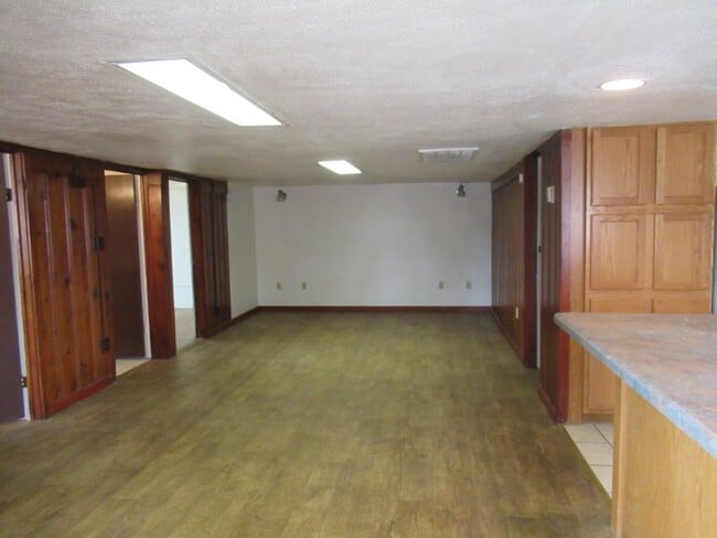 Building Photo - 406 E Sheridan Ave