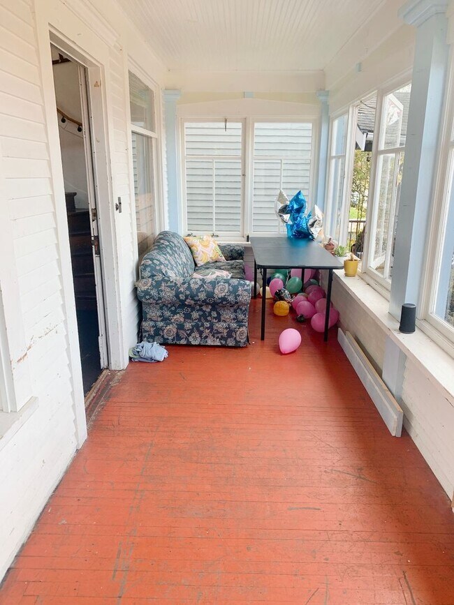Foto del edificio - PRELEASING: Classic N Garden 6 bdrm/3 bath near WWU North Campus