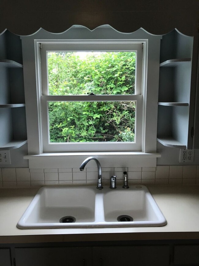 Building Photo - Available Now - 2bed, 1 bath house