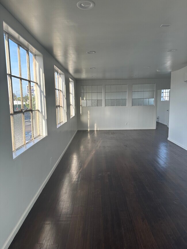 Building Photo - 4606 W Jefferson Blvd