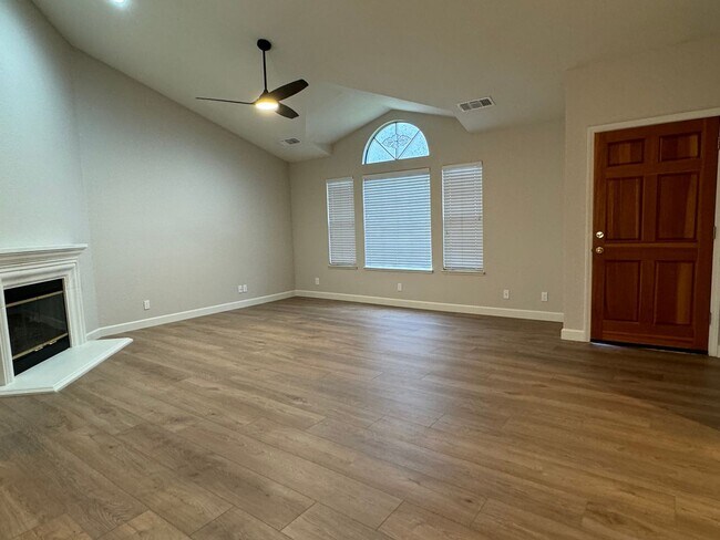 Building Photo - Nicely updated Auburn home with new HVAC &...