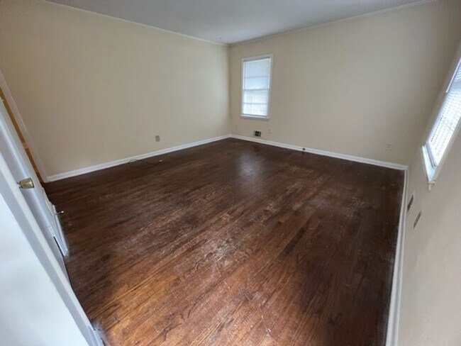 Building Photo - 3 BR, 1.5 BA House