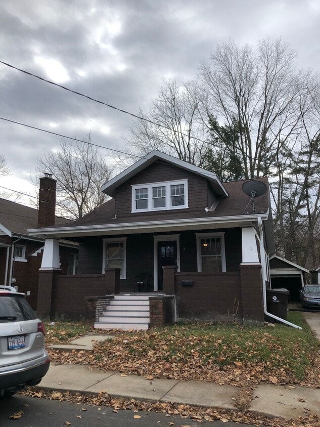 Vintage bungalow duplex - 1012 W Armstrong Ave