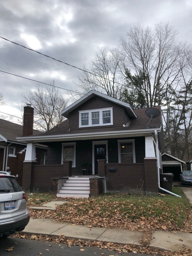 Vintage bungalow duplex - 1012 W Armstrong Ave