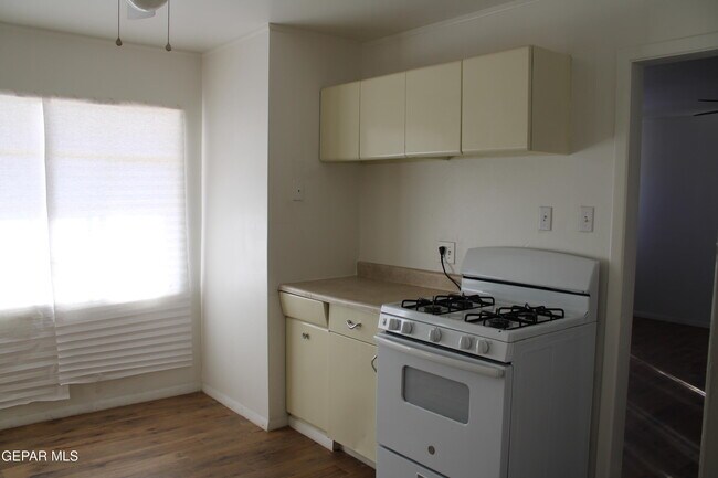 Building Photo - 1405 Clausen Dr