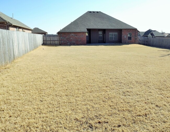 Building Photo - 529 Whispering Oaks Blvd