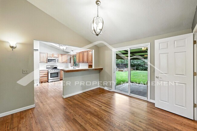 Building Photo - Charming Home with Washer/Dryer and Fenced...