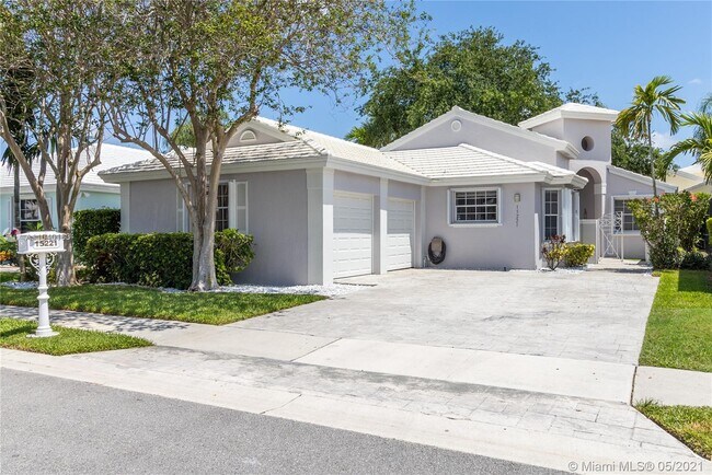 Building Photo - 15221 Wilshire Cir S