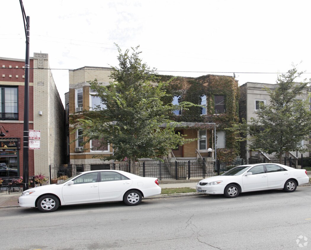 Building Photo - 3547 N Sheffield Ave