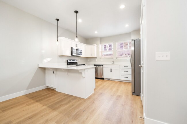 Building Photo - Bright & Modern 3-Bed Townhome in Prime Le...