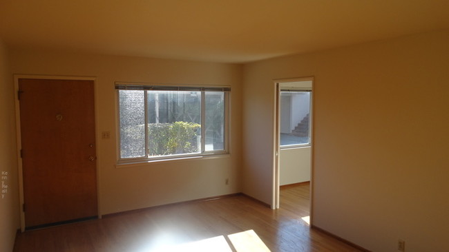 Building Photo - Apartment near shopping/freeway/caltrain