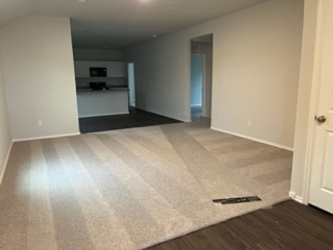 Foto del edificio - FIRST MONTH FREE - Beautiful New Home!